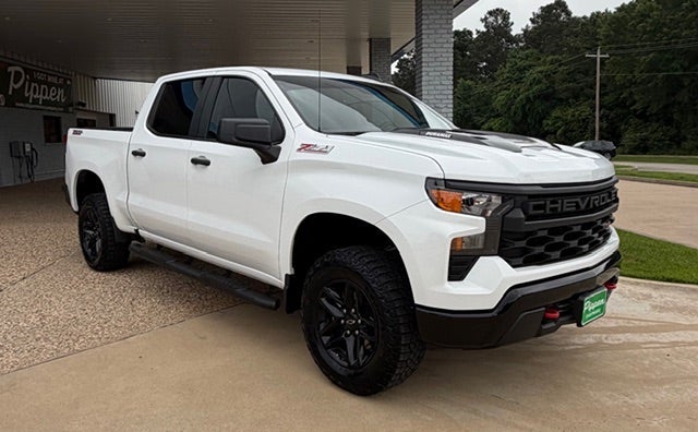 2024 Chevrolet Silverado 1500 Custom Trail Boss in Summit White — front three-quarter view